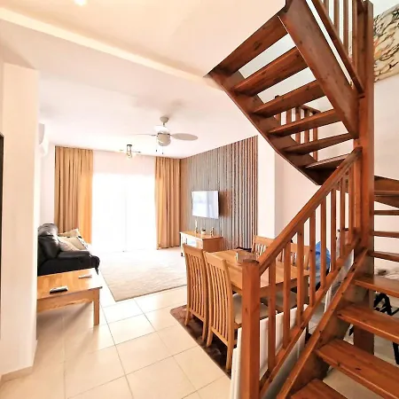 Townhouse In Gardens Gated Complex, 200mbps Wifi Apartment Paphos